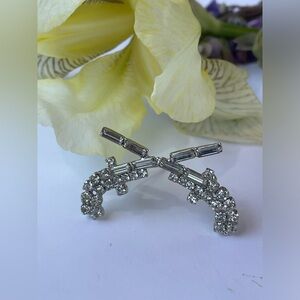 🎉 Vintage Rhinestone Cossed Pistols Brooch